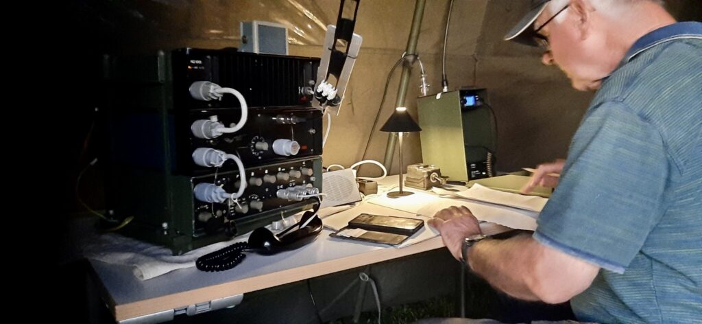 Meldekopf beim MRR-Treffen – RFT SEG-100D und 2m/70cm-Funkgerät – Am Funkgerät sitzt Gerd, DL7UMG